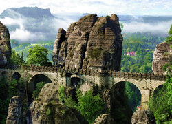 Niemcy, Góry Połabskie, Park Narodowy Saskiej Szwajcarii, Most Bastei, Skały, Las, Drzewa, Mgła