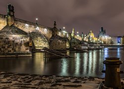 Czechy, Praga, Most Karola, Rzeka Wełtawa, Budynki, Noc, Latarnie, Światła