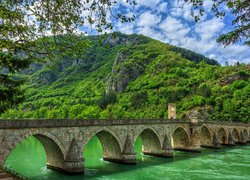 Most łukowy, Mehmeda Paszy Sokolovicia, Rzeka Drina, Góry, Drzewa, Visegrad, Bośnia i Hercegowina