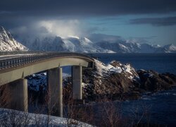 Most na zimowych Lofotach w Norwegii