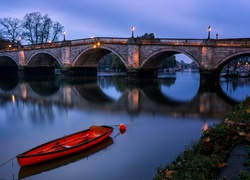 Most Richmond na Tamizie w londyńskiej dzielnicy Richmond o zmierzchu