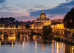 Most św Anioła nad rzeką Tyber i oświetlona Bazylika św Piotra w Watykanie