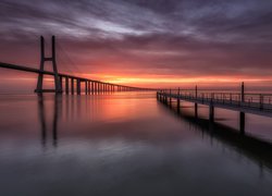 Rzeka Tag, Zachód słońca, Chmury, Most Vasco da Gama, Lizbona, Portugalia