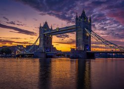 Most zwodzony Tower Bridge nad Tamizą w Londynie