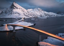 Norwegia, Morze, Lofoty, Zima, Góry, Gmina Flakstad, Mosty, Fredvang Bridges, Chmury