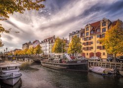 Motorówki i łodzie na kanale w Kopenhadze