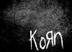 Nazwa grupy muzycznej Korn na ciemnym tle