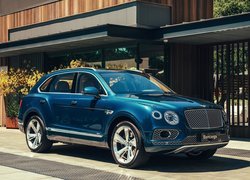 Niebieski Bentley Bentayga Hybrid
