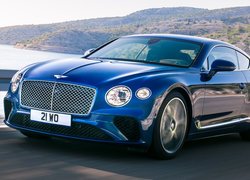 Niebieski Bentley Continental GT na drodze