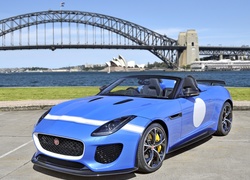 Niebieski Jaguar F-type przy moście w Sydney