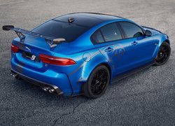 Niebieski Jaguar XE
