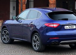 Niebieski Maserati Levante tyłem