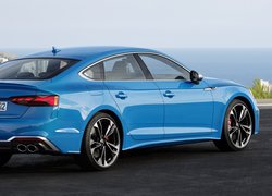 Niebieskie Audi S5