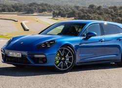 Niebieskie Porsche Panamera Turbo