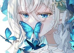 Niebieskooka dziewczyna z niebieskimi motylami