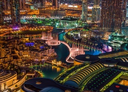 Nocny Dubaj oglądany z lotu ptaka