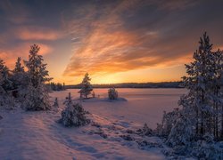 Norwegia o zachodzie słońca zimą