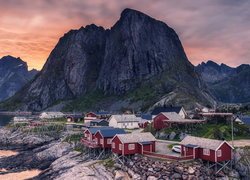 Norweska wioska Reine o zachodzie słońca