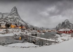 Norweska wioska Reine zimową porą