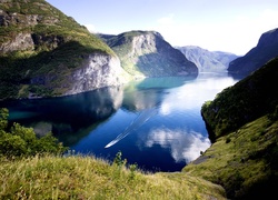 Norweski Naeroyfjord między górami