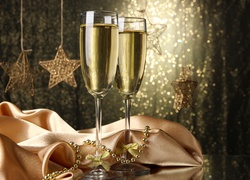 Noworoczne kieliszki szampana