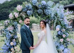 Nowożeńcy obok bramy kwiatowej