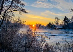 Zima, Rzeka, Domy, Oszronione, Drzewa, Wschód słońca, Siikakoski, Kotka, Finlandia