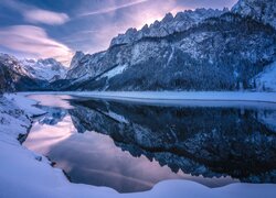 Odbicie Alp w jeziorze Gosausee zimową porą