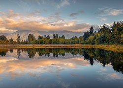 Odbicie chmur i drzew w jeziorze Matheson w Nowej Zelandii
