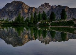Odbicie Dolomitów w jeziorze Limides