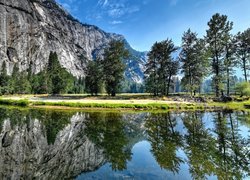 Góry, Rzeka, Merced River, Drzewa, Park Narodowy Yosemite, Kalifornia, Stany Zjednoczone