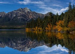 Kanada, Prowincja Alberta, Park Narodowy Jasper, Jesień, Jezioro, Maligne Lake, Odbicie, Góry, Las, Drzewa