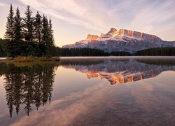 Góry, Mount Rundle, Jezioro, Two Jack Lake, Odbicie, Drzewa, Park Narodowy Banff, Prowincja Alberta, Kanada
