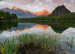 Góry, Jezioro Almsee, Odbicie, Las, Drzewa, Chmury, Austria
