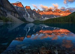 Kanada, Alberta, Park Narodowy Banff, Góry, Rozświetlone, Szczyty, Jezioro, Moraine Lake, Kamienie, Las, Odbicie