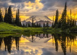 Zachód słońca, Stratowulkan Mount Rainier, Jezioro, Tipsoo Lake, Waszyngton, Stany Zjednoczone, Drzewa, Odbicie