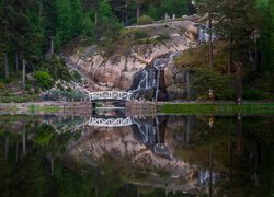 Las, Drzewa, Skały, Wodospad, Jezioro, Mostek, Park, Ogród wodny, Sapokka, Kotka, Finlandia