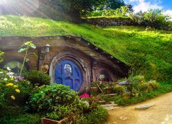 Ogródek kwiatowy przy domku Hobbita w Nowej Zelandii