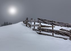 Ogrodzenie na zaśnieżonym wzgórzu