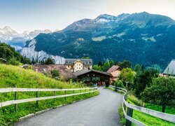 Ogrodzona droga do wsi Wengen w Alpach Berneńskich