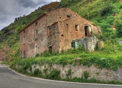 Opuszczony dom na wzgórzu przy drodze