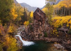Młyn Crystal Mill, Kryształowy Młyn, Las, Drzewa, Góry, Rzeka Crystal River, Jesień, Stan Kolorado, Stany Zjednoczone