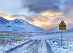 Ośnieżona droga u podnóży gór w Islandii