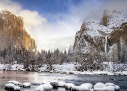 Zima, Góry, Drzewa, Rzeka, Merced River, Kamienie, Chmury, Śnieg, Park Narodowy Yosemite, Kalifornia, Stany Zjednoczone