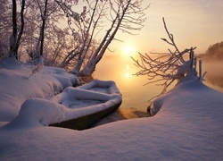 Zima, Jezioro, Łódka, Wschód słońca, Drzewa, Mgła