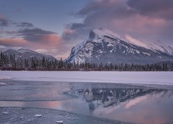 Zima, Góry, Mount Rundle, Jezioro, Two Jack Lake, Odbicie, Drzewa, Park Narodowy Banff, Prowincja Alberta, Kanada