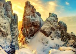 Ośnieżone skały w rosyjskim Parku Narodowym Taganaj