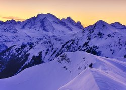 Ośnieżone szczyty Dolomitów o zachodzie słońca