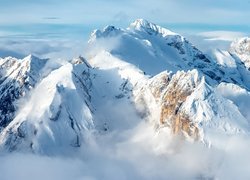 Ośnieżony szczyt Marmolada w Dolomitach