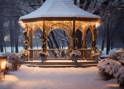 Oświetlona altana w zimowym parku